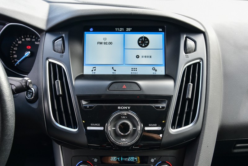 Focus EcoBoost 180五門汽油頂級運動型搭載的Sony音響系統配置9具揚聲器,影音規格相當優秀。
