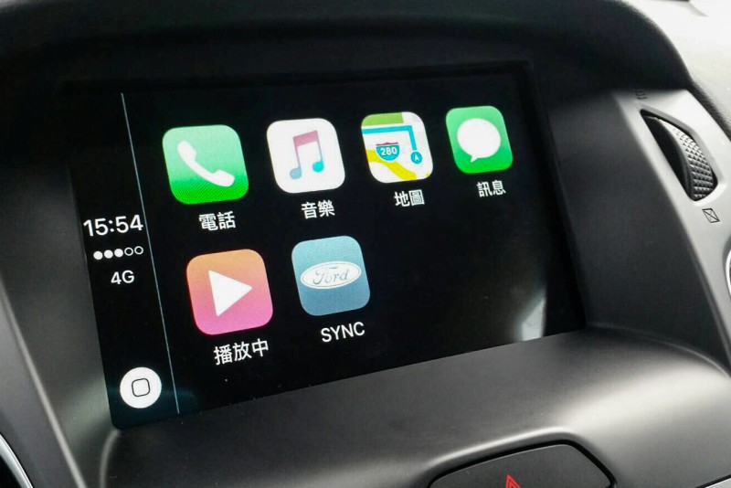 Focus EcoBoost 180五門汽油頂級運動型配備的Apple Carplay功能連結智慧行動裝置,可直接於螢幕上操控多項App功能,如Spotify、KKBOX等應用程式也可涵蓋在內。