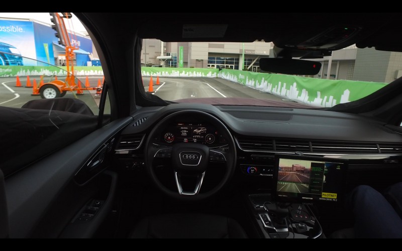 Audi在本屆CES展出的Audi Q7 deep learning concept深度學習概念車,透過200萬像素的前方攝影機與專為自動駕駛運用開發的NVIDIA Drive PX 2處理器,精準運算和控制方向盤的轉向和角度,搭配深度學習神經網絡,依照道路狀況即時調整路線和駕駛方式,宛如人腦的運作方式,不斷自我學習和調整。