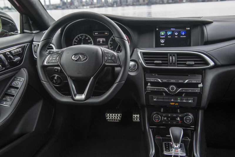 全新上市的2017年式 Q30,包含BOSE立體聲高功率音響、INFINITI Intouch系統附7吋觸控螢幕、雙區獨立恆溫空調、I-KEY智慧鑰匙,並新增Push Start按鈕式啟動,配備升級不加價,並維持原售價新台幣139萬元起。