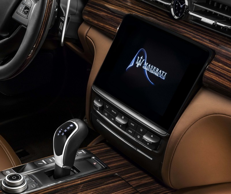 全新Maserati Touch Control Plus 8.4吋高解析度中央觸控面板,結合Apple CarPlay智慧手機相容系統,並可透過全新旋鈕控制器提升操作便利性