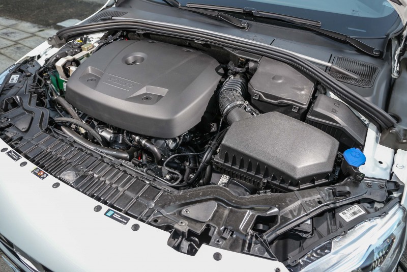 Polestar針對Drive-E中的當家主力2.0升渦輪增壓汽油引擎重新調校,最大馬力從306hp提升至310hp,最大扭力從40.8kgm進步到43.9kgm。同時也換上空氣流量濾芯、排氣系統組與