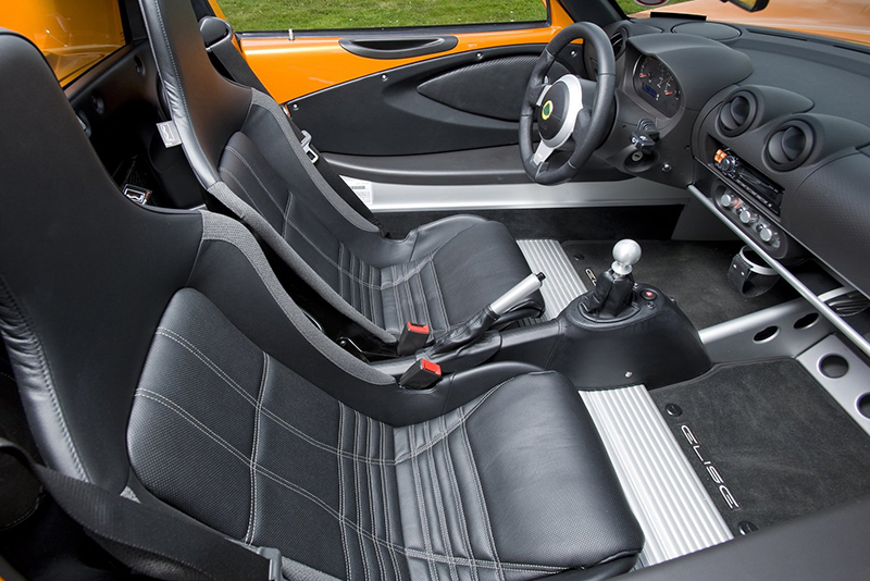 Elise Sport 220顧名思義在1.8升機械增壓汽油引擎推送下,具備220匹最大馬力,0-100km/h加速僅僅4.6秒。