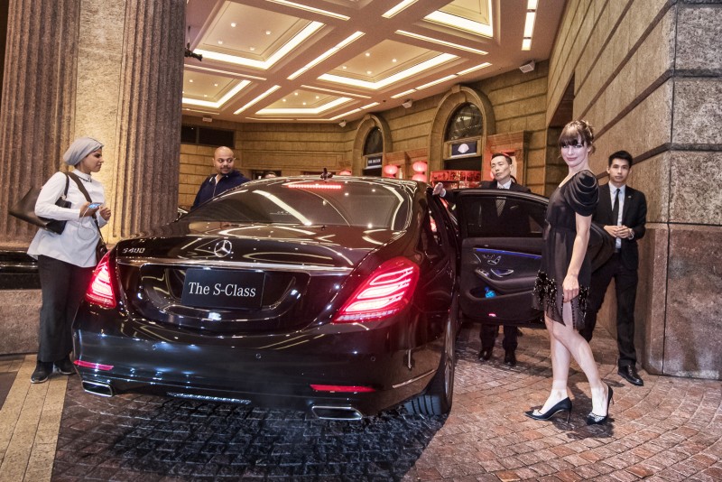 蜜拉·喬娃維琪與保羅·安德森搭乘Mercedes-Benz S 400 L從下榻的文華東方出發,前往電影首映會現場。