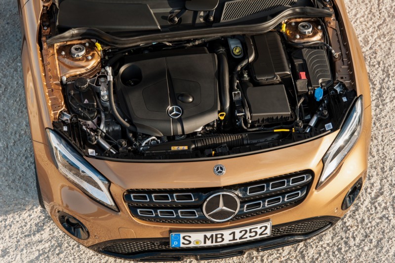 GLA 220 d 4MATIC 搭載2.2升柴油引擎,車頭可看出改款後多出六方格的水箱罩雙肋飛翼