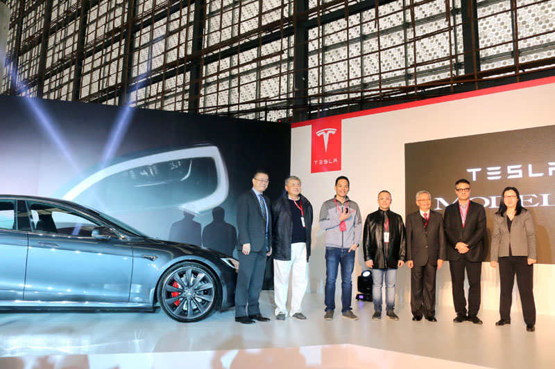 Tesla首批Model S正式交車，第一座超級充電站同步啟用！