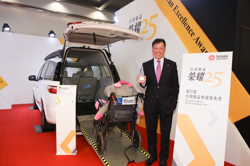 Luxgen V7 Turbo Eco Hyper以滿足使用者多元化需求,打造國產唯一原廠人性化設計的全方位防護行車生活,榮獲第25屆「台灣精品銀質獎」殊榮。