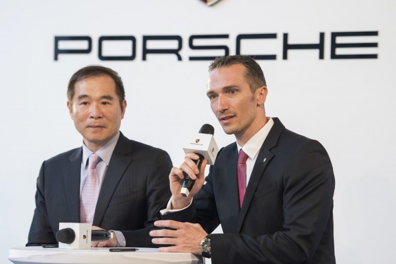 Porsche總代理永業李智龍總經理(左),新任Porsche Taiwan總裁Martin Limpert (右)。