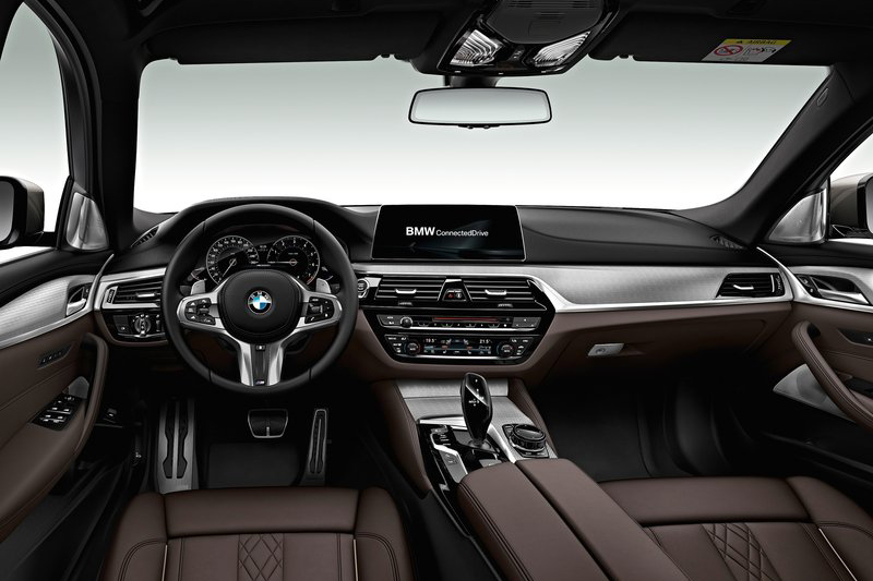 全新世代5 Series除了具備自動停車系統,也朝自動駕駛之路再度邁進。