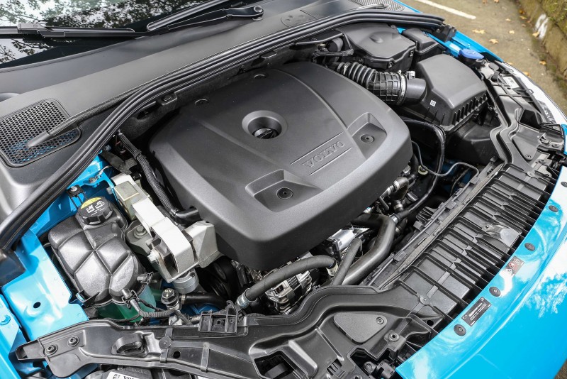 搭載2.0升Drive-E渦輪增壓汽油引擎,具備367hp/47.9kgm輸出表現。