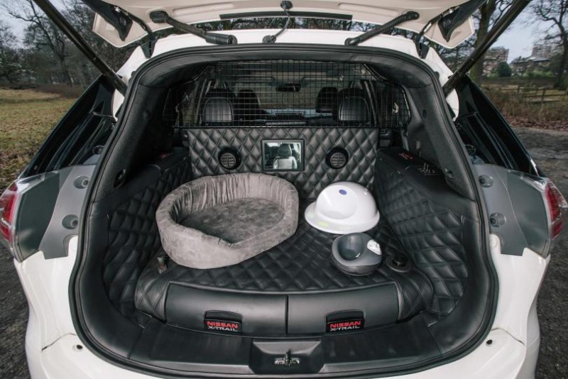 X-Trail 4Dog Concept的尾廂中備有一具小螢幕,可以讓狗狗看見自己的主人以免行程中焦躁不安。