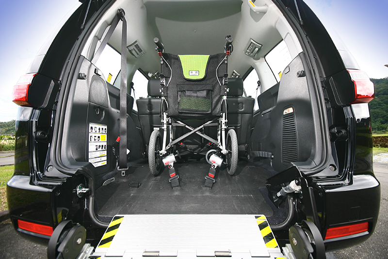 像是Luxgen V7 Turbo Eco Hyper這樣的福祉車,其實也很適合作為大狗的交通工具,當然,前提是你得有錢!