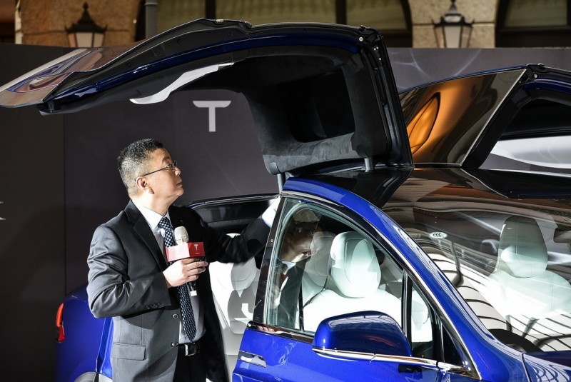 Falcon Wing隼翼車門以兩處關節做動,車門與車頂轉折處的關節負責第一段開啟,車頂的挺桿則是將L型車門上掀,角度可經由車內按鈕、觸控螢幕或鑰匙設定