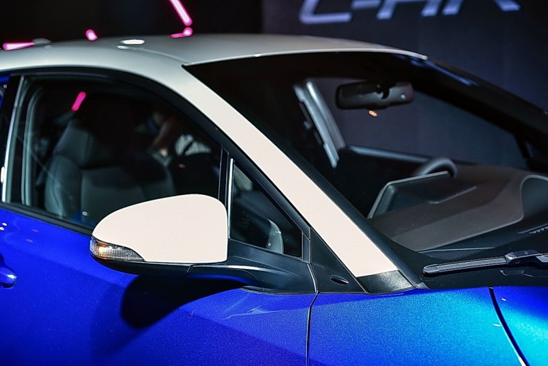 豪華版以上6車色都能選配白色或黑色車頂(含後視鏡外殼),但必須受訂才生產,這是Toyota首輛可選用車頂色的車款