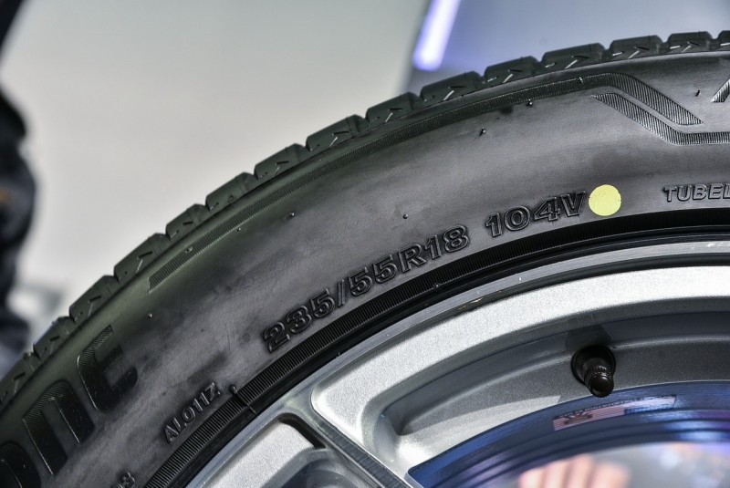 235/55R18的展示胎載重指數為104,相當於900公斤!安全速度等級為V,也就是240km/h