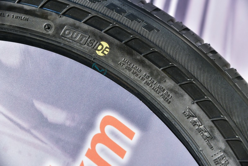 不對襯花紋安裝時必須注意正確面,右下角RFT正是失壓續跑胎(Run-Flat Tire)縮寫