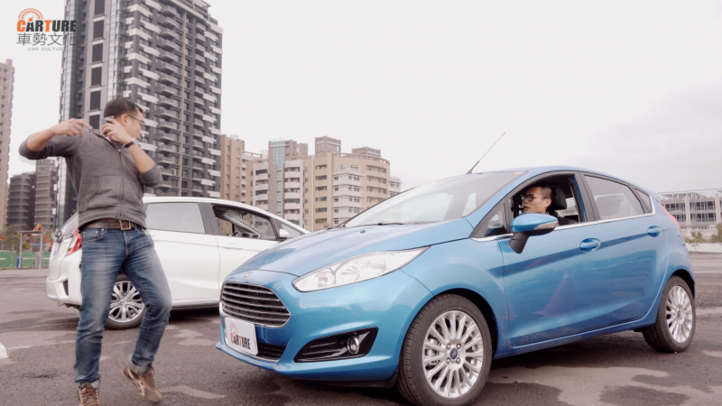 一開始就受到Honda Fit的挑釁!