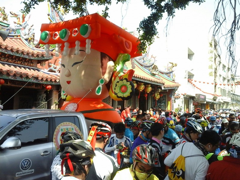 台灣福斯商旅今年亦由Amarok車款搭載Q版媽祖氣球擔任活動前導車。