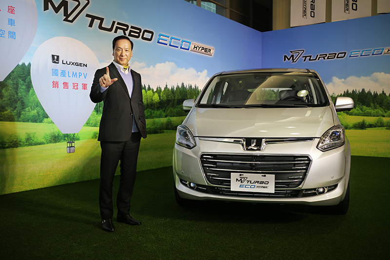 國產唯一百萬以下正七人座MPV -- M7 Turbo Eco Hyper搭載SRS側邊防撞氣簾,提供車主更完善的行車保護(右為Luxgen總經理胡開昌)。