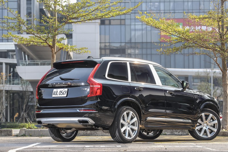 XC90 T8 Excellence外觀添增諸多專屬輝是,營造更尊榮氛圍。