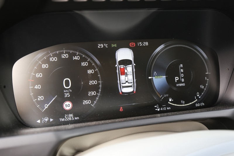 12.3吋數位整合資訊儀表組是XC90全車系標準配備。