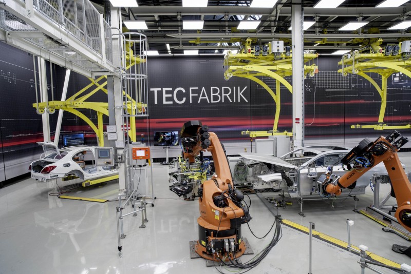 對於Mercedes-Benz而言,工業4.0是從研發、採購、生產、行銷、銷售到售後服務等價值鏈完整數位化,串接人、機器與工業流程,發揮最三者合一的最大潛能