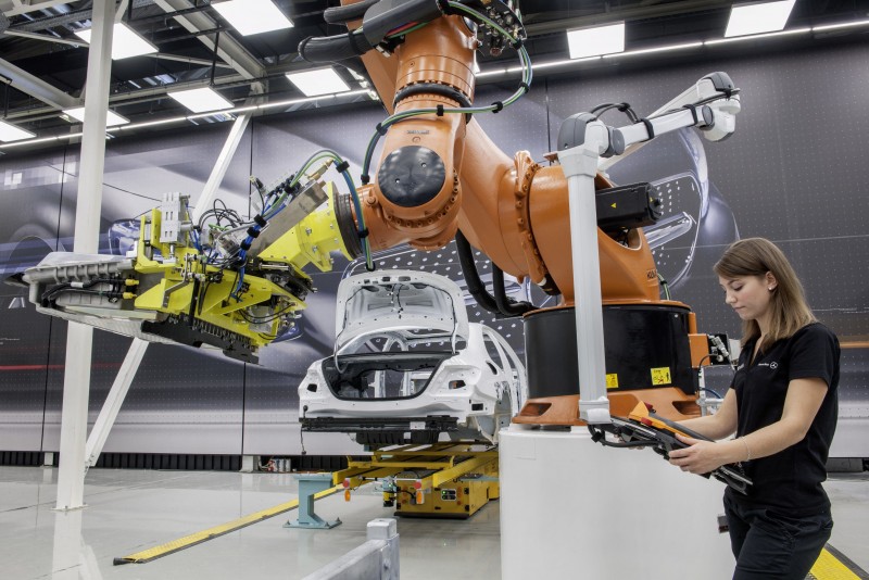 積極轉型為「智能工廠」的Mercedes-Benz生產線,將導入諸多先進科技將人機結合之數位化製程並有效提升生產線的靈活度與效率,實踐以人為主的革新思維