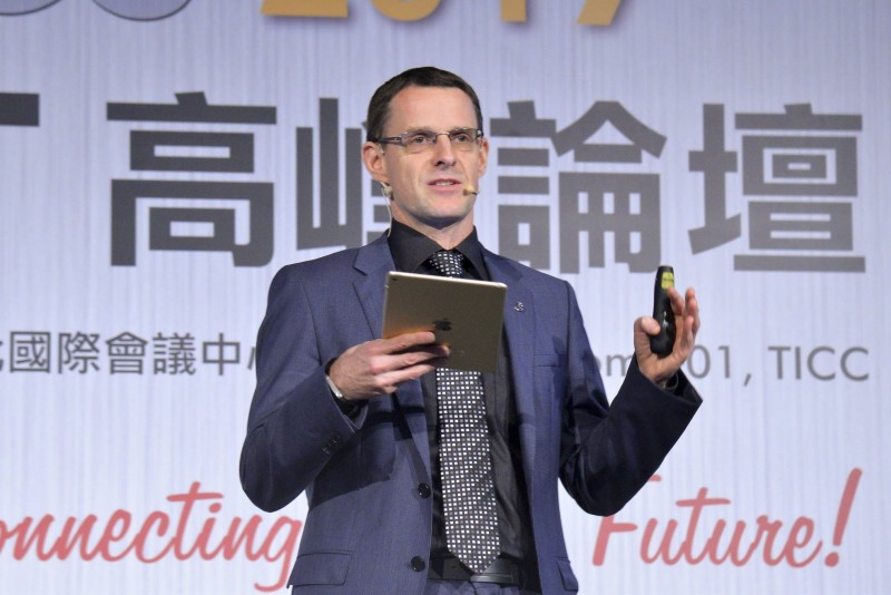 台灣賓士總裁邁爾肯Mr. Eckart Mayer以「汽車產業新浪潮—Mercedes-Benz的工業40」主題演講說明Mercedes-Benz於工業40浪潮中所產生的革新與進化