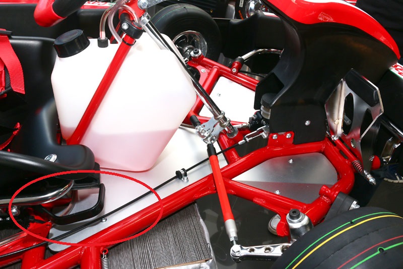 全新的Birel ART N35,最大的特色就是多了踏板與座椅前後調整功能,在座椅下方兩側設有拉柄,右側為調整踏板〈紅圈處〉,左側則為調整座椅,以對應各種不同身材的駕駛更舒適地操駕。