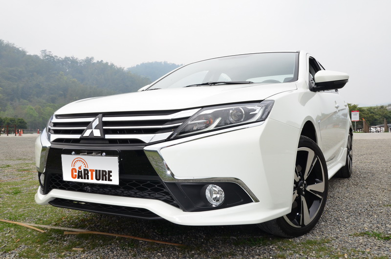 車頭與新一代Outlander同樣以梯形鍍鉻材質圍繞水箱護罩的方式呈現出更精緻的臉龐
