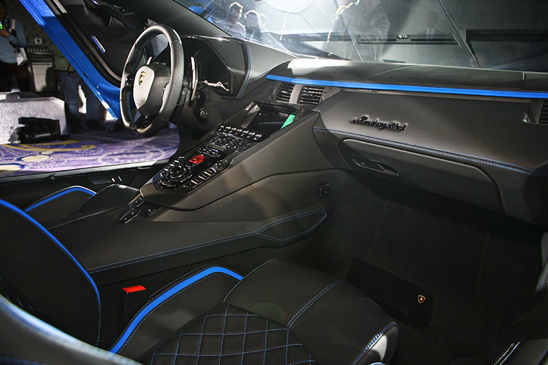 Lamborghini Aventador S以「全方位控制」為開發核心,整合「4 Masterpieces 4大匠心之作」,提供獨一無二的駕駛與情感體驗。