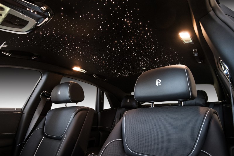 車頂的星光頂棚在黑暗的車內熠熠生輝。