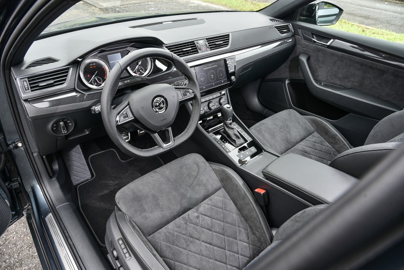 內裝以Alcantara真皮跑車座椅、專屬手工車縫線、菱格紋椅面、透氣真皮跑車方向盤以及金屬踏板營造跑車運動風格
