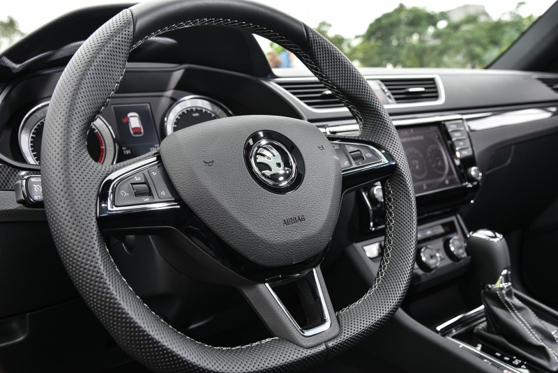 透氣真皮跑車方向盤能提供完美輔助力道與精準轉向手感