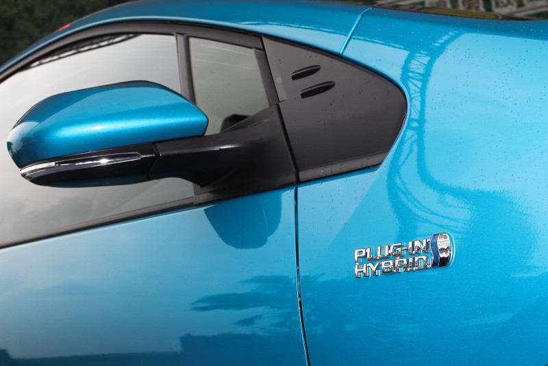 葉子板上鑲有新型Plug-in Hybrid字樣銘板