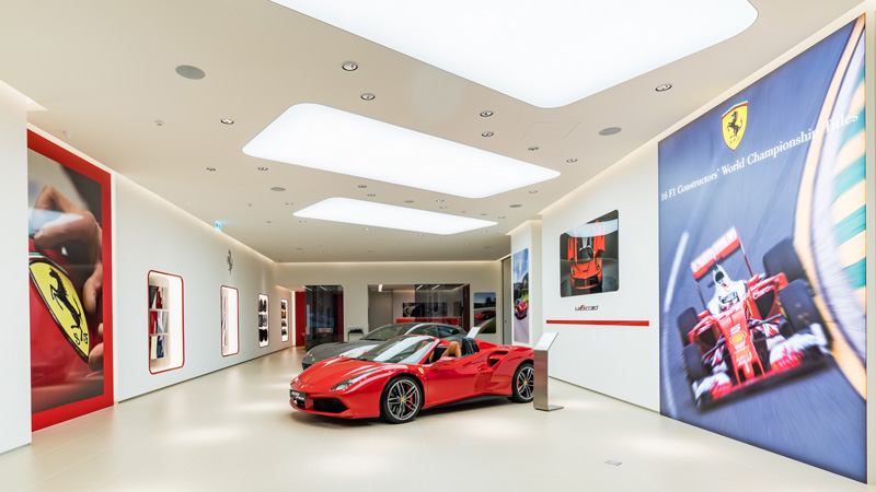 全新Ferrari法拉利臺中展示中心能夠一次容納五輛Ferrari法拉利車款的展車空間以現代簡潔設計為主要風格。