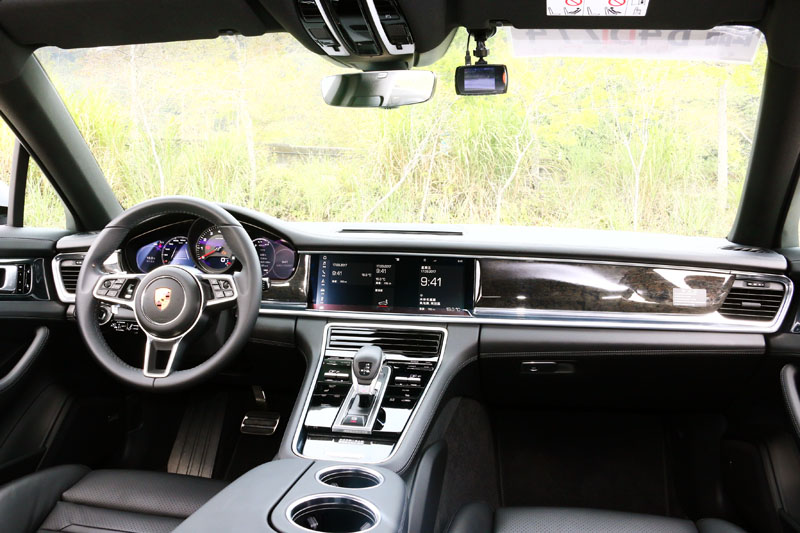全新Panamara採用了保時捷先進座艙(Porsche Advanced Cockpit)概念,中控台大量採用觸控化介面,並配置附有12吋螢幕之全新PCM保時捷通訊管理系統。