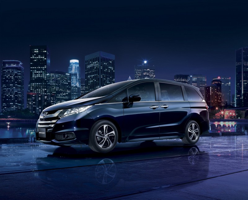 Honda ODYSSEY以絕佳的低底盤、低重心設計,提供駕駛者穩健及流暢的駕馭感