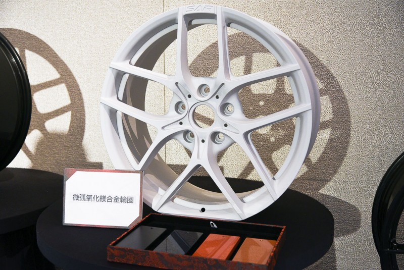 微弧氧化塗層能讓鎂合金輪圈具備更耐久的抗氧化能力(這樣消光白色也挺好看阿)