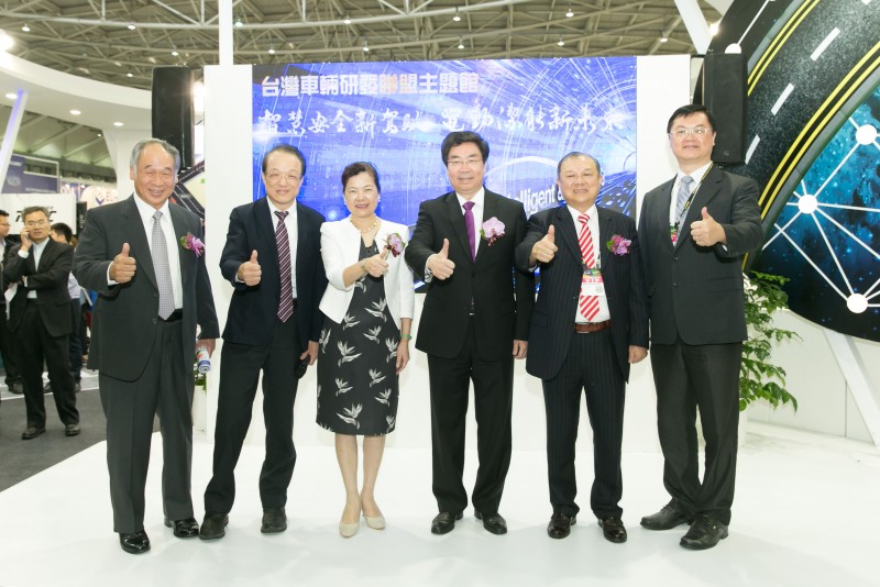 TARC主題館展出各式先進駕駛輔助系統中不可或缺的前瞻技術成果與關鍵項目,驗證台灣技術的成熟及穩固實力。左起車輛公會代表莊健培、TARC主任委員暨車輛中心總經理黃隆洲、經濟部次長王美花、外貿協會副董事長莊碩漢、電電公會代表游文光、經濟部技術處代處長羅達生。