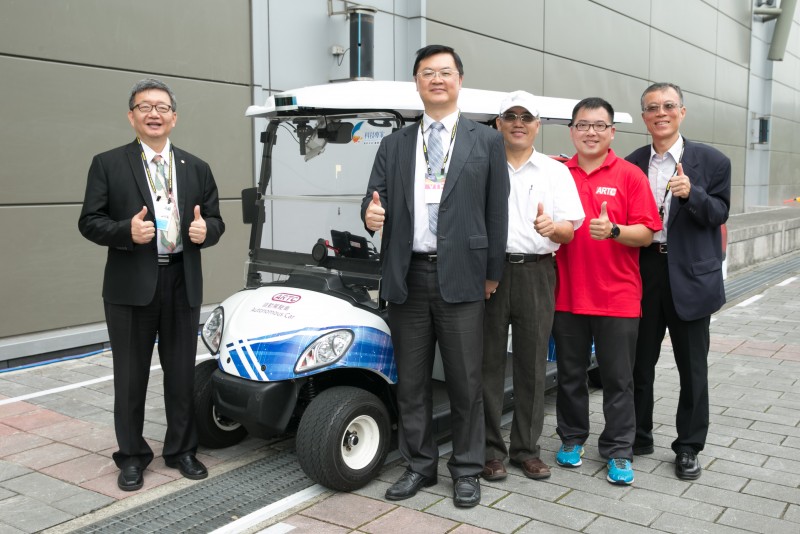 經濟部技術處代處長羅達生親自體驗由車輛中心(ARTC) 自主研發的自動駕駛車,豎起大拇指表示國人研發的自動輔助駕駛技術成熟、領先業界及各單位且不輸國外,鼓勵業者盡快與車輛中心(ARTC)洽談技轉,促進車輛產業加速實現自動駕駛車上路。