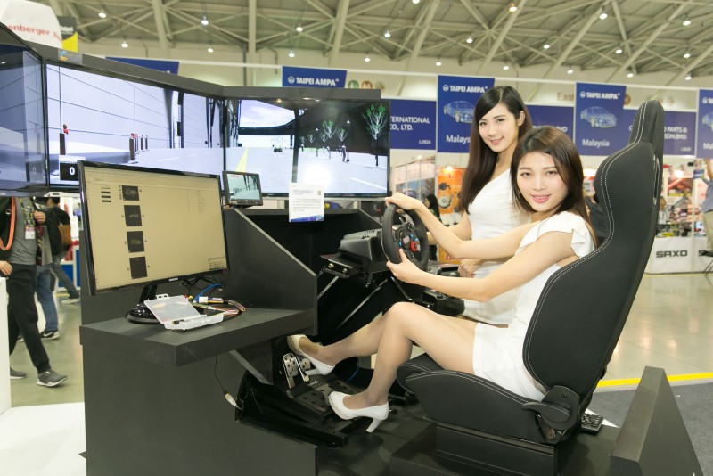 智慧安全駕駛模擬系統是國內首個完整自動輔助駕駛的智慧安全駕駛模擬平台,可依需求重建自動輔助駕駛系統所需的測試情境,為車輛業者節省30%-50%的開發時間。
