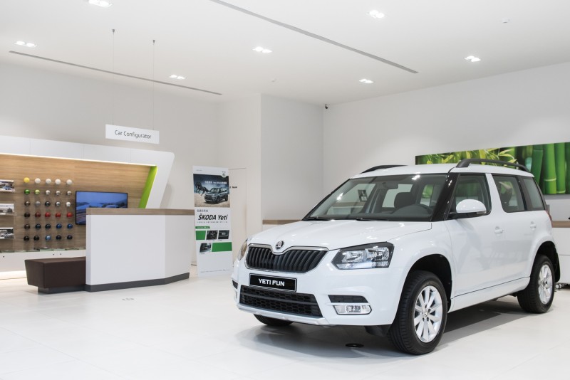 Škoda Yeti Fun享樂特仕版則是將Active經典款予以升級,增加三幅真皮多功能方向盤 (具音響及電話控制)、MAXI DOT 高階行車電腦顯示幕、定速巡航系統以及16吋”HELIX”個性化鋁圈等四項套件,讓車主可以享有更便利的行車資訊以及舒適駕車體驗。