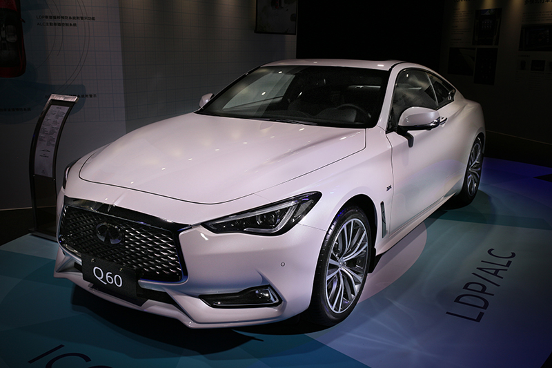 Infiniti Q60另有2.0t入門動力雙車型,分別以205萬元以及235萬元定價上市。