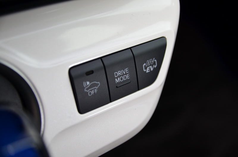 Prius PHV以電動馬達為主要動力來源,因此最右側的EV模式按鍵與Hybrid車款不同