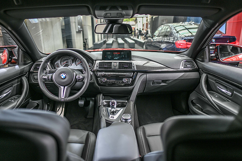 BMW M4搭載全新iDrive介面,同時中控台採縫線方式處理質感優異。