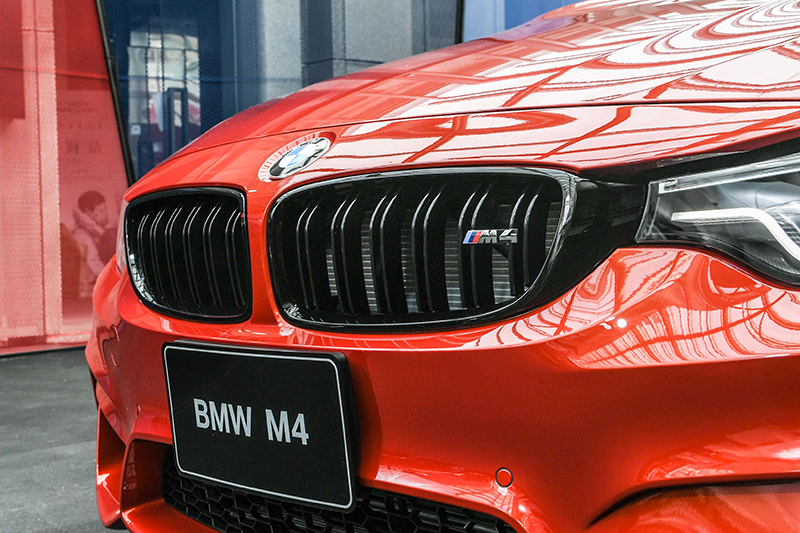 BMW M4上頭搭載Competition Package競技化套件之黑色高光澤水箱護罩。
