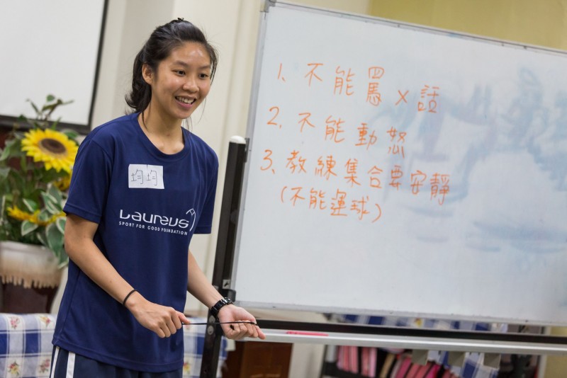 台電女籃球員帶領陪讀班青少年訂定班級公約,希望大家共同遵守。