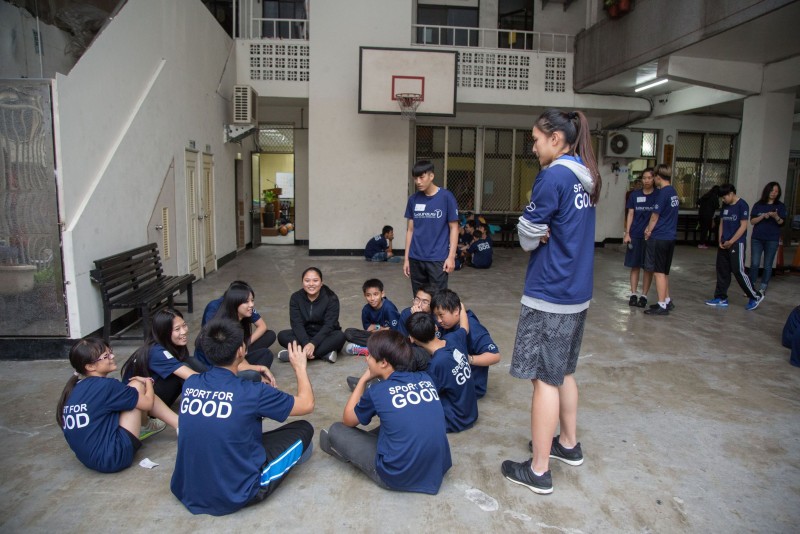 陪讀班青少年在台電女籃的帶領下分組討論,原本安靜的學生都踴躍發言,讓陪讀班老師相當訝異。