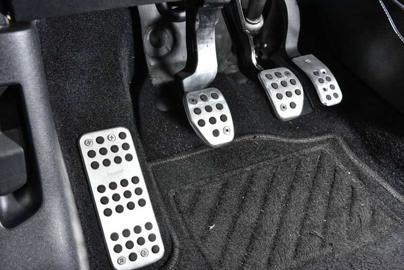 車主小柯自行安裝了四件式金屬踏板